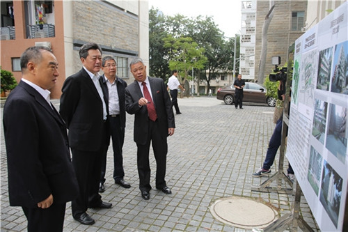 李剛視察石結(jié)構(gòu)房改造工程