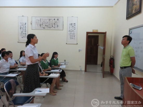 語言課上學(xué)員進行自我介紹