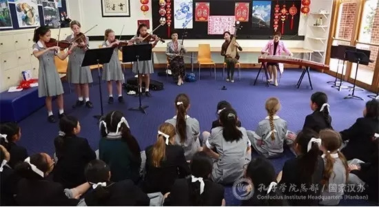 巡演團在愛博私立女子學校與學生共同表演