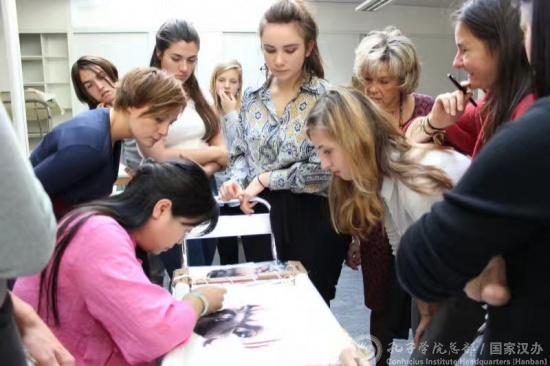 劉雅展示手工刺繡