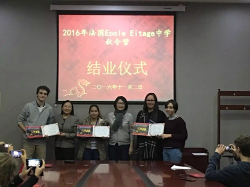 向?qū)W員頒發(fā)結(jié)業(yè)證書