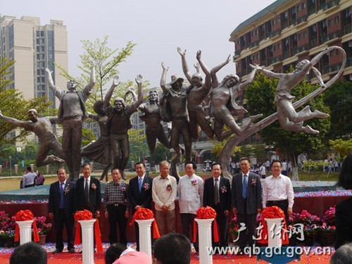 為雕塑“青春”剪彩