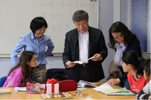 朱立英欣賞學(xué)生硬筆書(shū)法習(xí)作