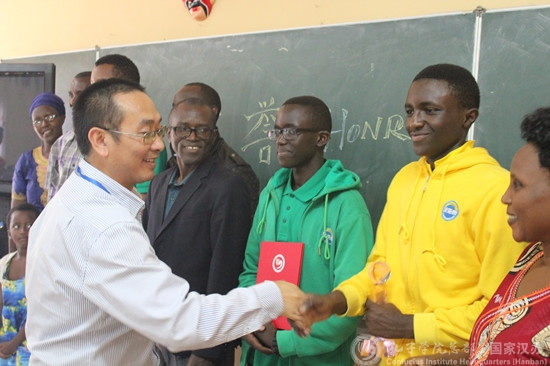 張顯同參賽隊(duì)員握手