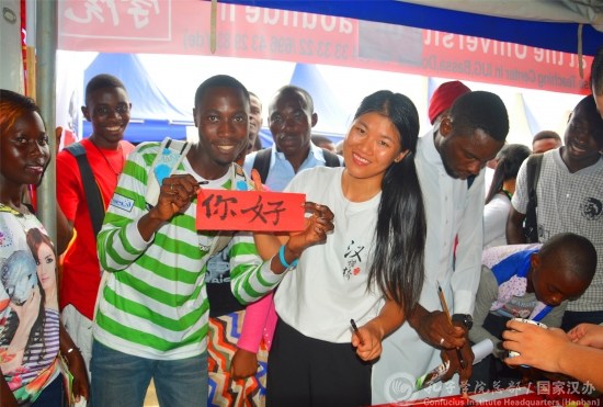 現(xiàn)場(chǎng)體驗(yàn)書(shū)法并展示作品