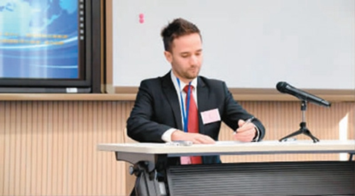 圖為李飛在參加第九屆多語種口譯大賽。