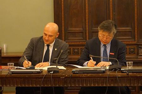 雙方代表簽署合作辦學(xué)協(xié)議