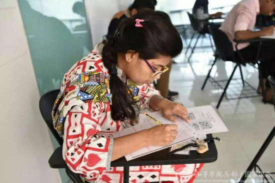 考生認(rèn)真作答