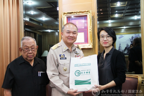 公書婉老師(右)向彭世洛府副府尹(中)贈送書籍