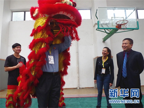 美國(guó)校長(zhǎng)現(xiàn)場(chǎng)體驗(yàn)舞獅。新華網(wǎng)發(fā)(石薇攝)