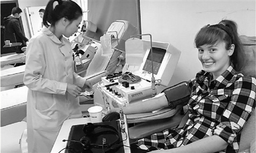 這個開朗、熱心腸的德國姑娘在采集血小板。