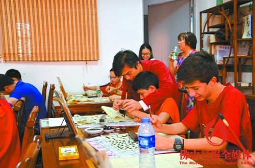 在南海實(shí)驗(yàn)中學(xué),中國(guó)老師手把手教華裔青年寫(xiě)書(shū)法。通訊員供圖