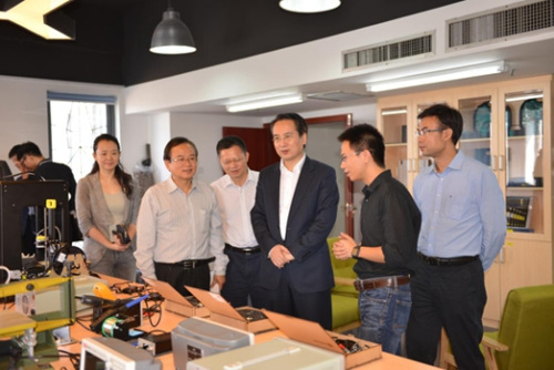 譚天星一行參觀深圳旅游學(xué)院創(chuàng)客實踐室