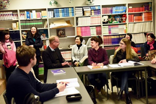 高級(jí)漢語(yǔ)課堂學(xué)生用中文進(jìn)行自我介紹