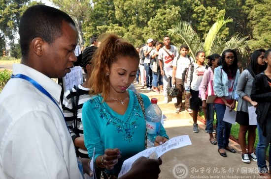 工作人員核對考生身份