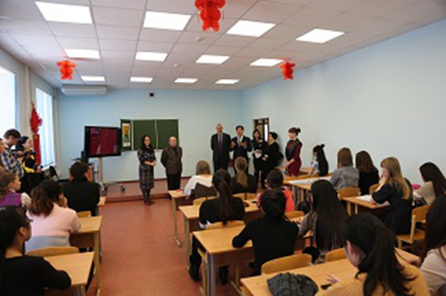 郭志軍參觀大學重點院系及孔子學院多媒體課堂