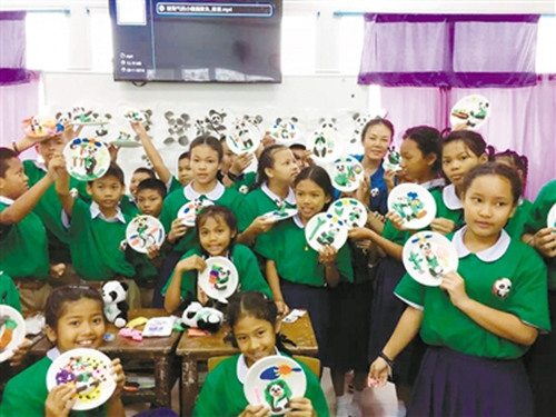 泰國學(xué)生展示他們的“熊貓”作品