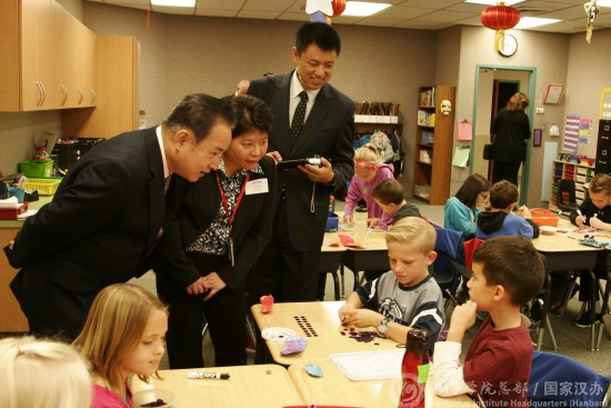 中國僑網(wǎng)與學(xué)生用漢語交流