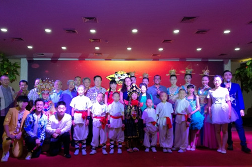 中國僑網(wǎng)合影