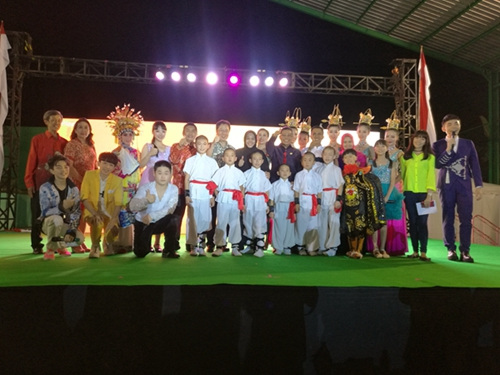 中國僑網(wǎng)合影