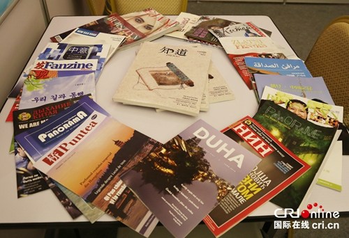 中國(guó)僑網(wǎng)國(guó)際臺(tái)展位書展現(xiàn)場(chǎng)桌面