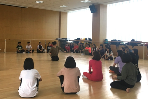 中國僑網(wǎng)學(xué)習(xí)傳統(tǒng)舞蹈