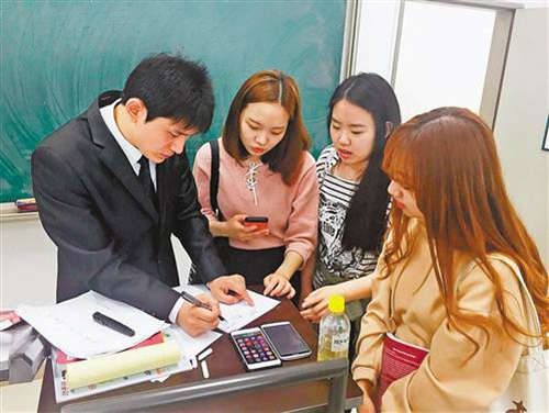 中國(guó)僑網(wǎng)陳寶劍(左一)和學(xué)生交流。