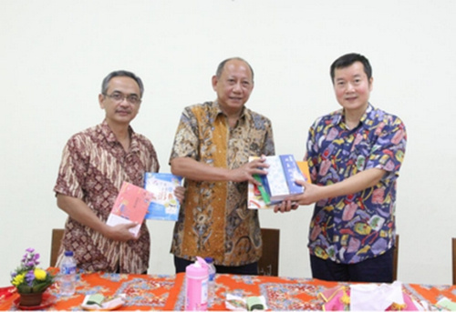 中國僑網(wǎng)胡銀全向印華學(xué)校贈(zèng)書