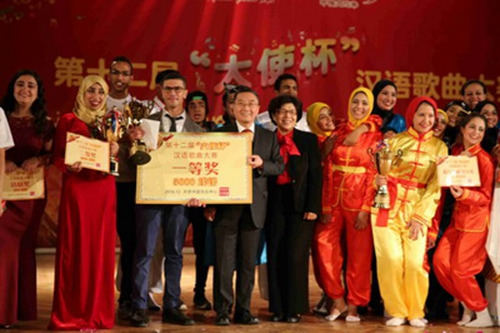 中國僑網(wǎng)宋愛國大使夫婦與獲獎(jiǎng)選手合影