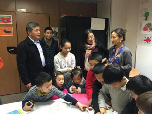 中國僑網(wǎng)朱立英聽取中文學(xué)校教師介紹情況