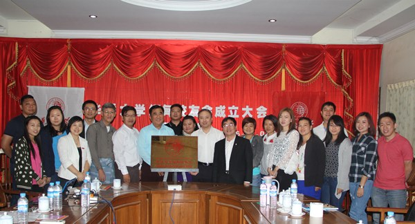 中國(guó)僑網(wǎng)考生認(rèn)真思考