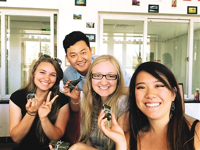 中國僑網(wǎng)王居尚(左二)和學生在一起