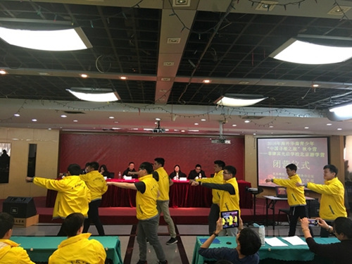 中國僑網(wǎng)營員表演中國功夫