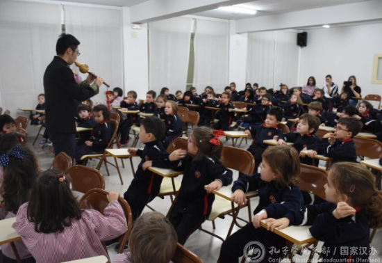 中國僑網(wǎng)志愿者老師吹奏葫蘆絲曲《月光下的鳳尾竹》