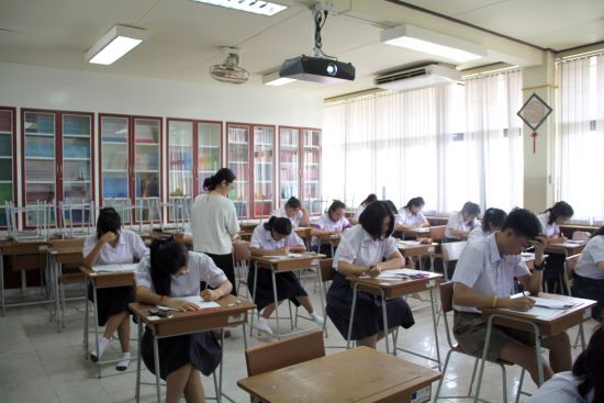 中國僑網(wǎng)考生認真考試