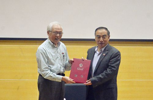 中國僑網(wǎng)賈益民為龔一頒發(fā)聘書