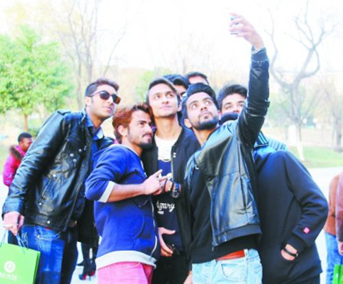 中國僑網(wǎng)留學(xué)生們在武漢工商學(xué)院校園里自拍 張刺 攝