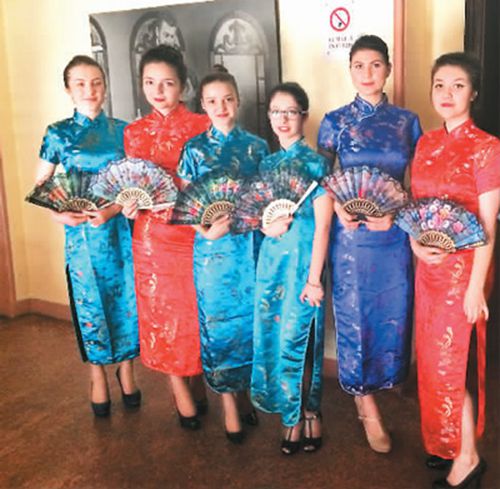 中國僑網(wǎng)圖為張赟的羅馬尼亞學(xué)生正在表演旗袍秀