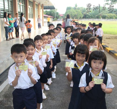 中國僑網(wǎng)曼絨縣內(nèi)24所華小的小一新生人數(shù)逐年下降。(馬來西亞《星洲日報(bào)》)