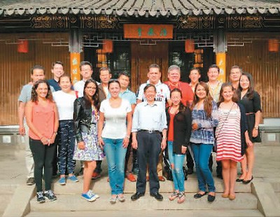 中國僑網(wǎng)圖為羅美富(前排中)和部分學生合影。