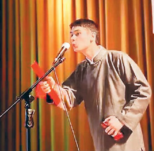 中國僑網(wǎng)曾子儒正在表演快板書