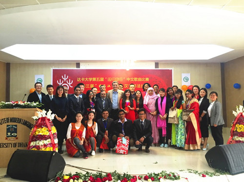 中國僑網(wǎng)嘉賓與參賽選手及輔導老師合影