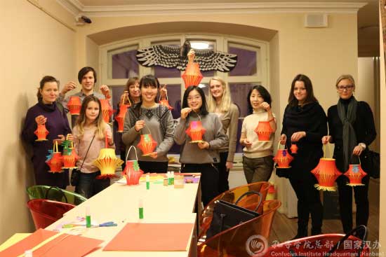 中國僑網(wǎng)燈籠工坊教師與學生合影