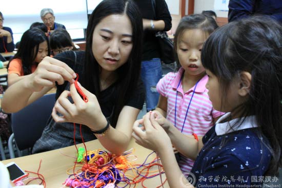 中國僑網(wǎng)學(xué)員體驗(yàn)中國結(jié)