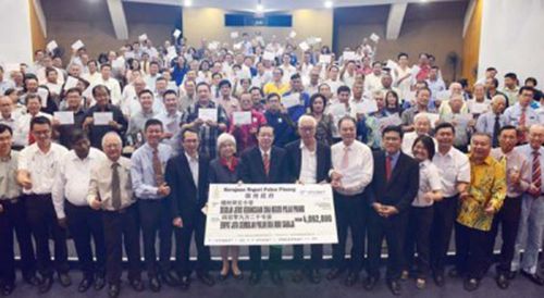 中國僑網(wǎng)林冠英與85所受惠的檳州華小代表合影。(馬來西亞《光華日?qǐng)?bào)》)