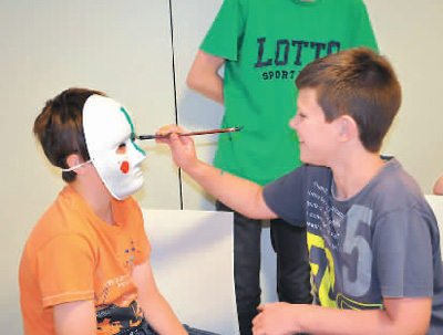 中國(guó)僑網(wǎng)畫京劇臉譜