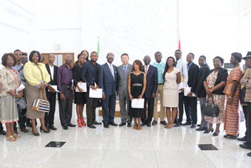 中國僑網(wǎng)合影