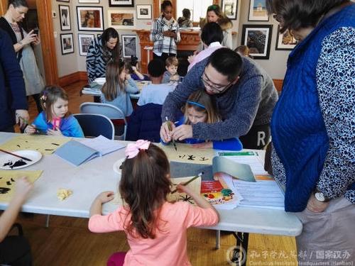 中國僑網小朋友體驗中國書法