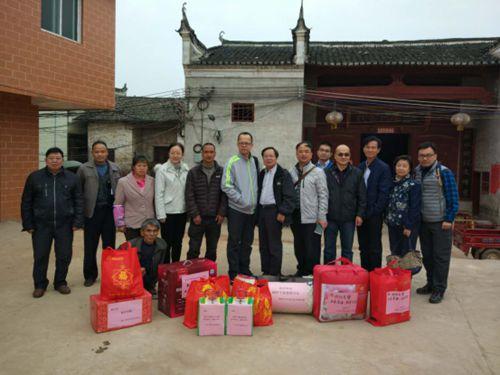 中國僑網(wǎng)合影