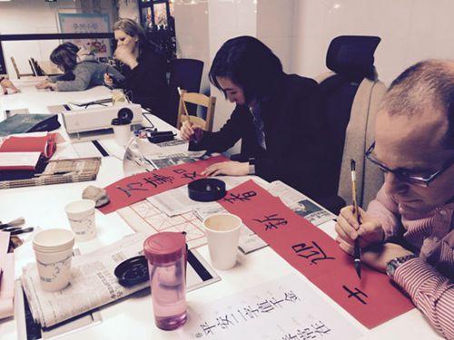 中國(guó)僑網(wǎng)外交官們認(rèn)真書寫春聯(lián)